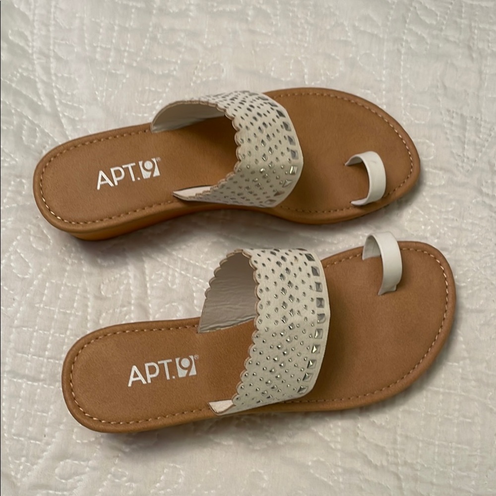 Apt. 9 Summer Sandals White Toe Ring with Silver Studs Size 5-6 Lightweight